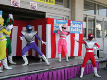 若きヒーロー達が地域の話題作りに日夜戦っている 経済社会総合研究所 内閣府